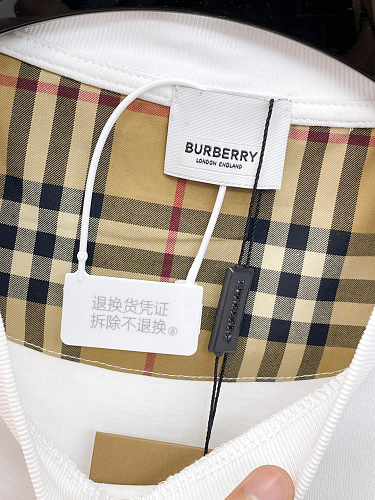 חולצת טי Burberry עם שרוולי משבצות בשני גוונים 12