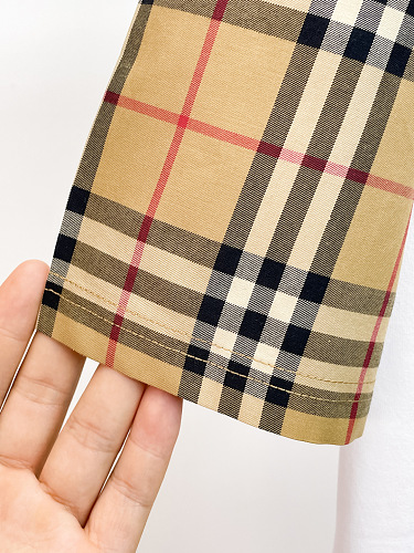 חולצת טי Burberry עם שרוולי משבצות בשני גוונים 13