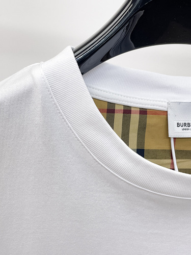 חולצת טי Burberry עם שרוולי משבצות בשני גוונים 17