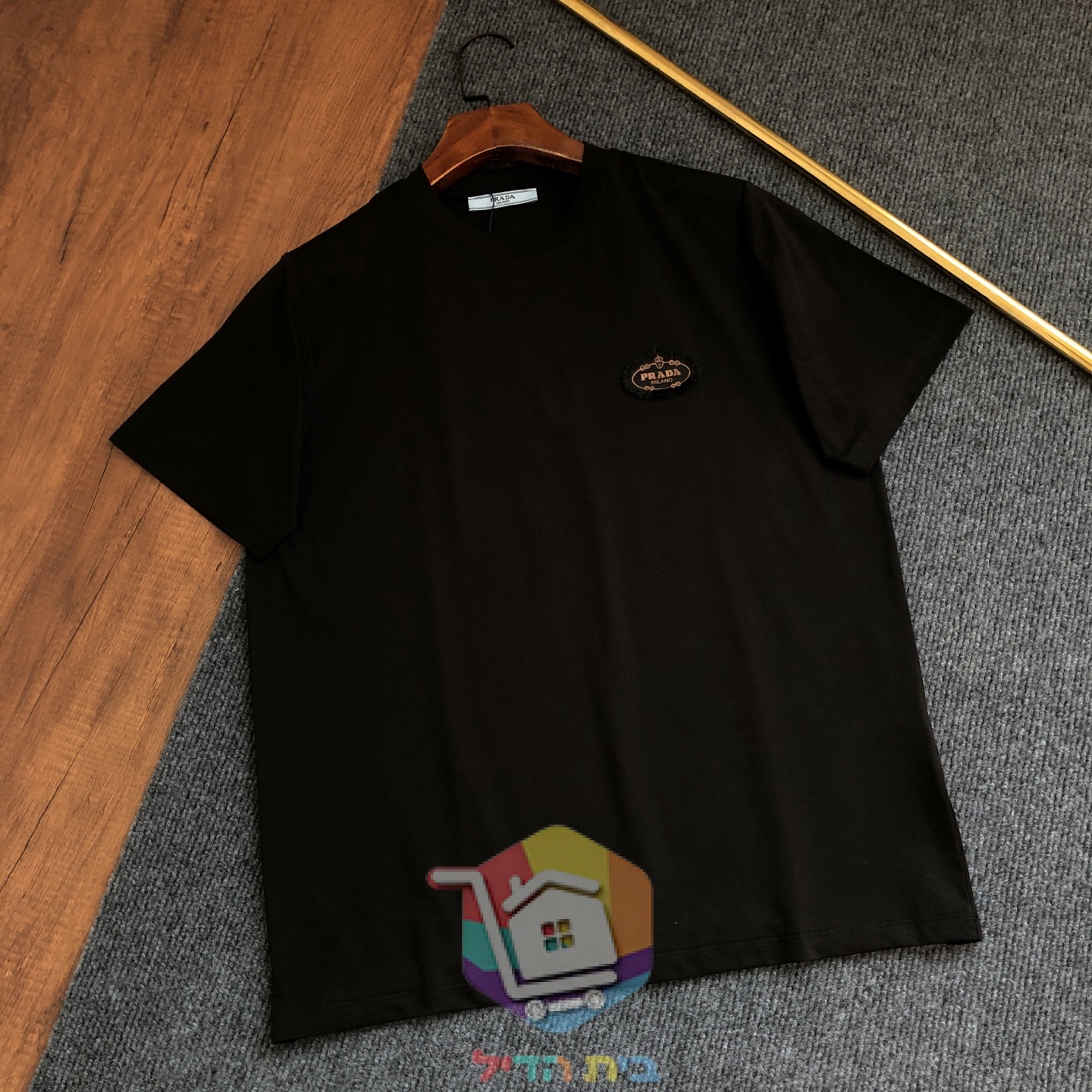 חולצת טי PRADA עם רקמת PRADA MILANO