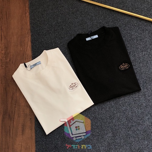 חולצת טי PRADA עם רקמת PRADA MILANO 2