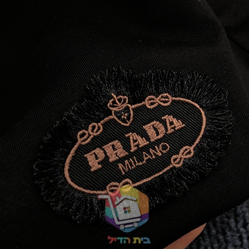 חולצת טי PRADA עם רקמת PRADA MILANO 6