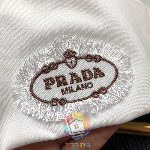 חולצת טי PRADA עם רקמת PRADA MILANO 14