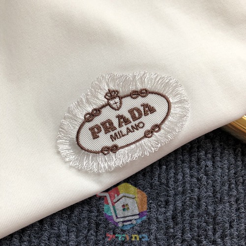 חולצת טי PRADA עם רקמת PRADA MILANO 15