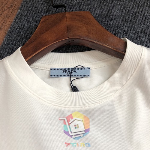 חולצת טי PRADA עם רקמת PRADA MILANO 16
