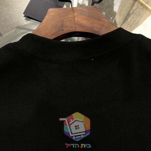 חולצת טי PRADA עם לוגו משולש 4