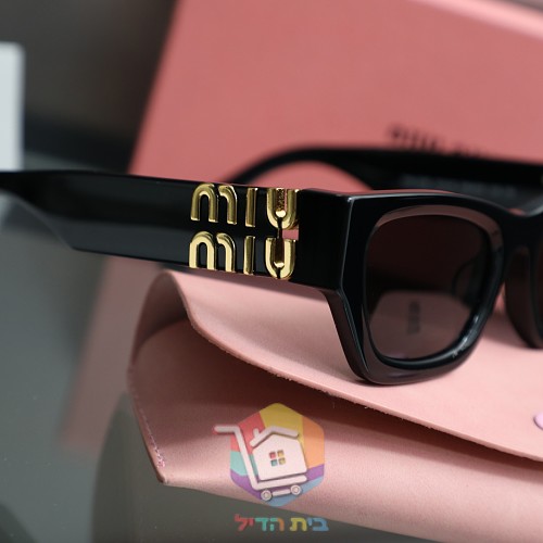 משקפי שמש Miu Miu עם לוגו בגוון זהב על הזרוע 6