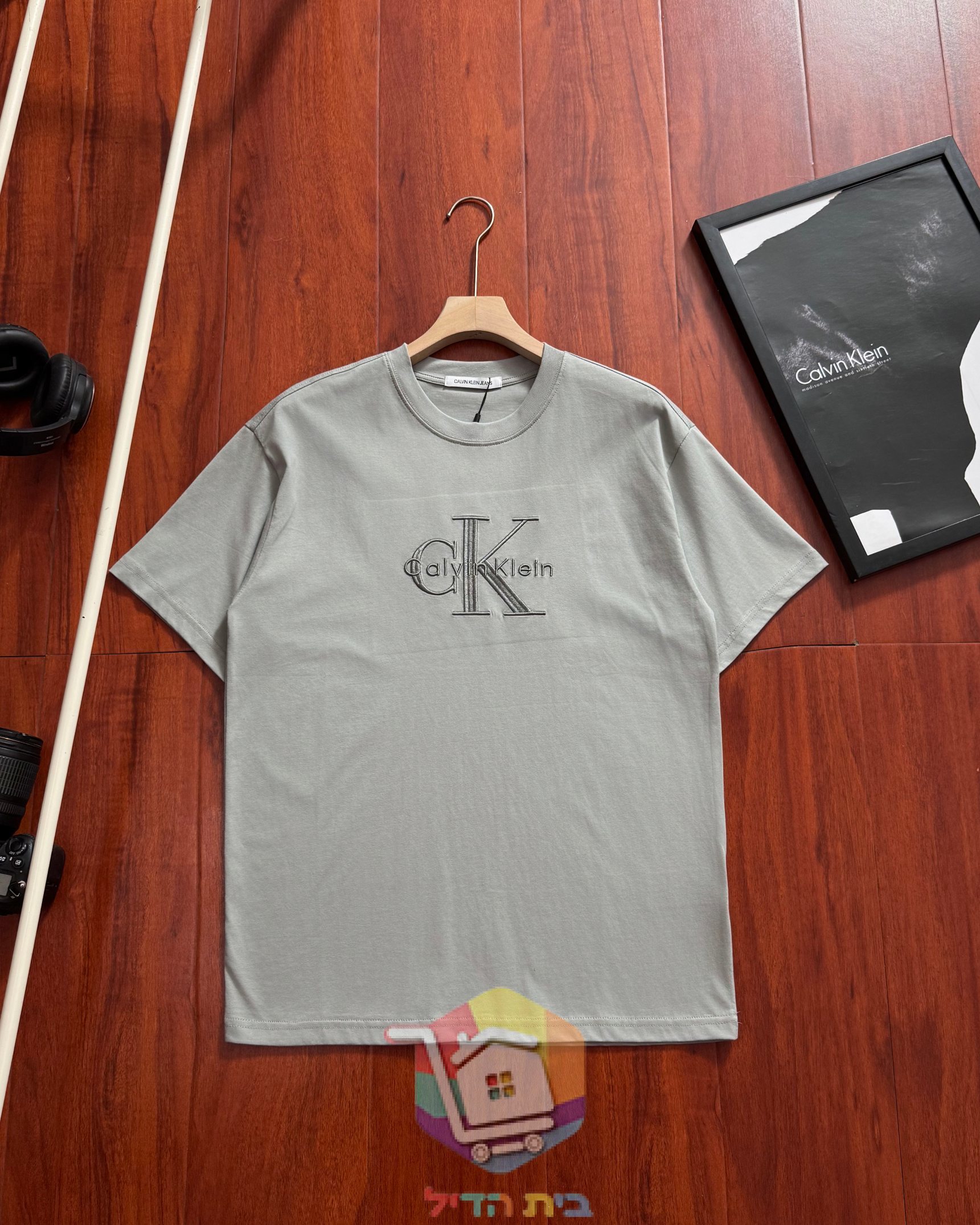 חולצת טי Calvin Klein Jeans עם מונוגרם CK