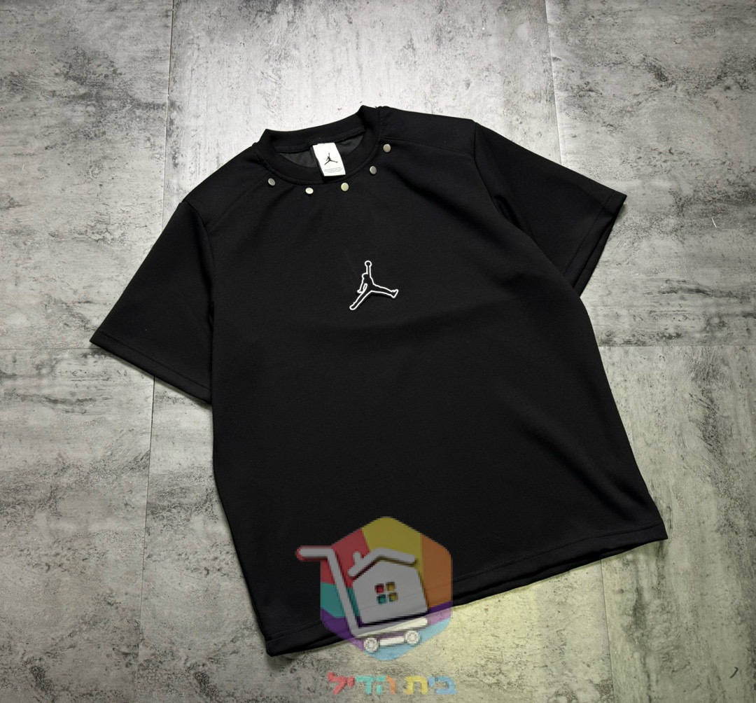 חולצת טי Jordan עם לוגו Jumpman וניטים בצווארון