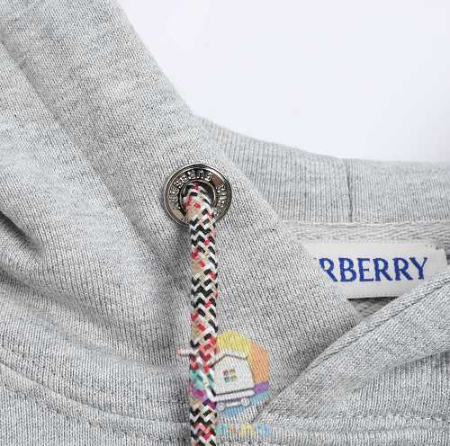 קפוצון Burberry עם שרוך משבצות בשני גוונים 6