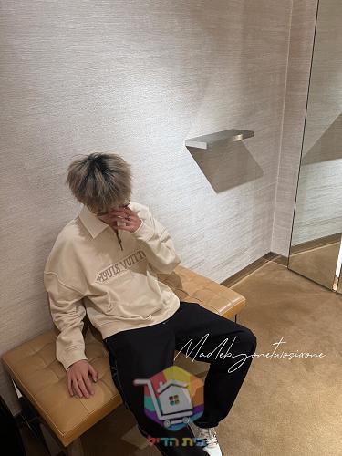 סווטשירט Louis Vuitton עם רוכסן קצר וצווארון לבן 11