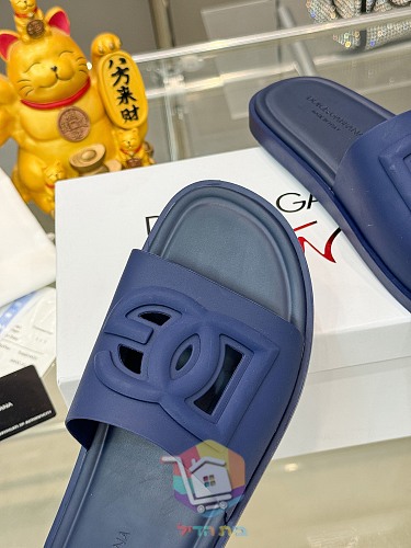 כפכפי Dolce & Gabbana בארבעה גוונים 17