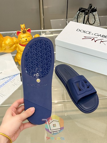 כפכפי Dolce & Gabbana בארבעה גוונים 22