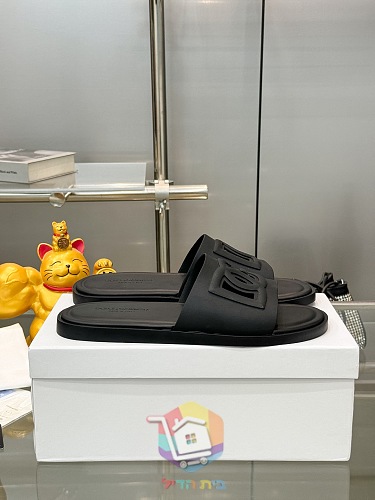 כפכפי Dolce & Gabbana בארבעה גוונים 25