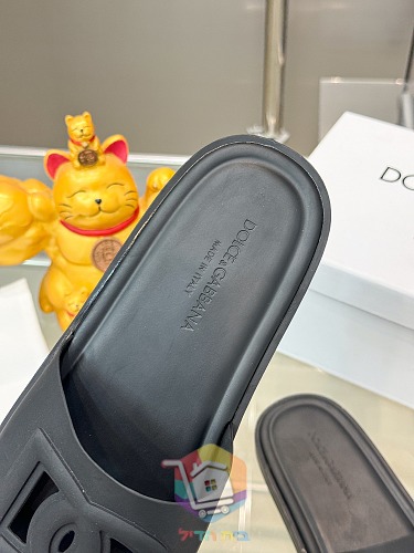 כפכפי Dolce & Gabbana בארבעה גוונים 26