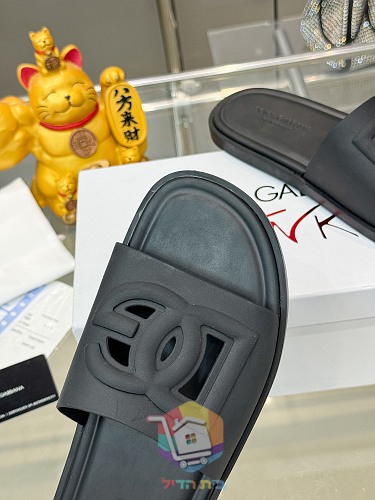 כפכפי Dolce & Gabbana בארבעה גוונים 28