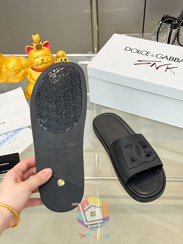 כפכפי Dolce & Gabbana בארבעה גוונים 29
