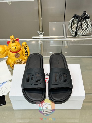 כפכפי Dolce & Gabbana בארבעה גוונים 32