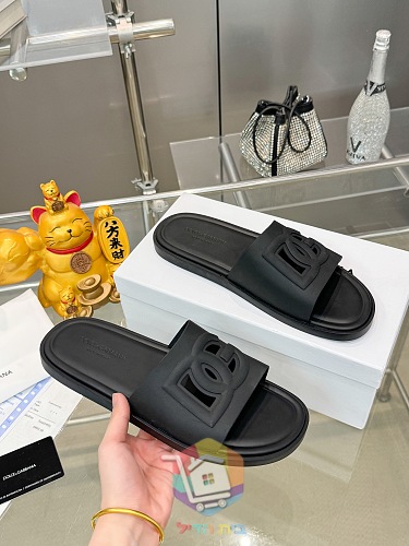 כפכפי Dolce & Gabbana בארבעה גוונים 35