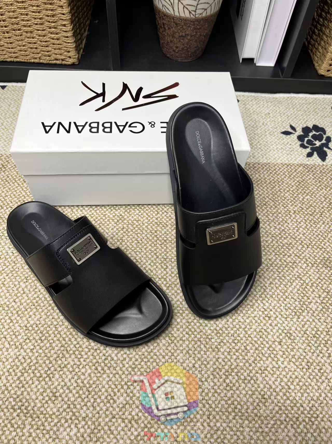 כפכפי Dolce & Gabbana שחורים עם לוחית מתכת