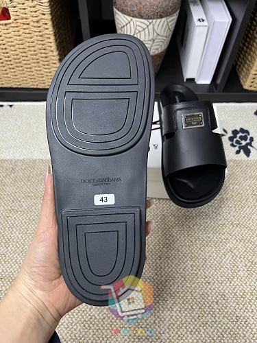 כפכפי Dolce & Gabbana שחורים עם לוחית מתכת 1