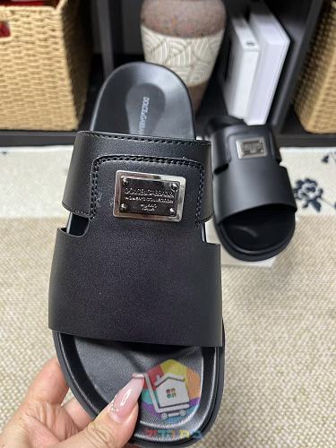 כפכפי Dolce & Gabbana שחורים עם לוחית מתכת 2