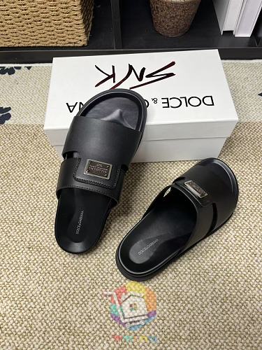 כפכפי Dolce & Gabbana שחורים עם לוחית מתכת 4