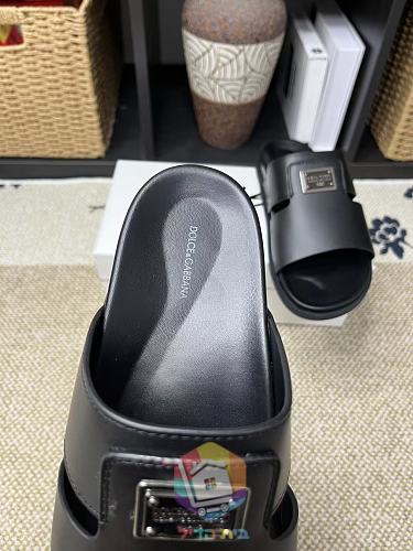 כפכפי Dolce & Gabbana שחורים עם לוחית מתכת 5