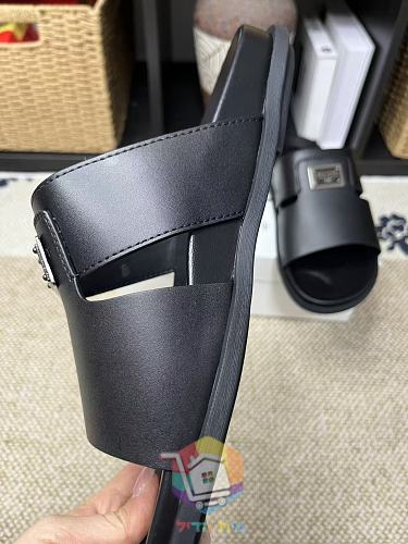 כפכפי Dolce & Gabbana שחורים עם לוחית מתכת 6