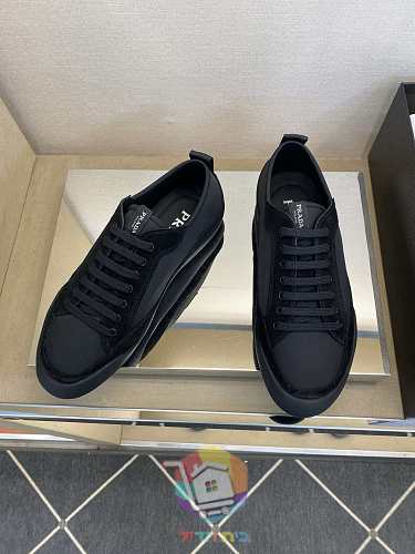 נעלי סניקרס Prada שמנת, שחור 16