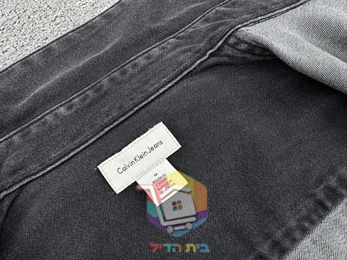 חולצת ג'ינס Calvin Klein בגוון שחור שטוף 8