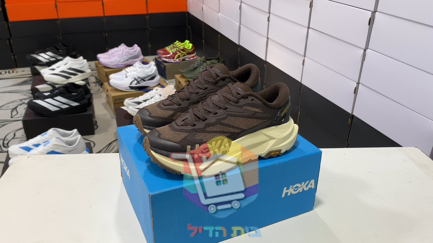 נעלי ריצת שטח HOKA בגוון חום וקרם