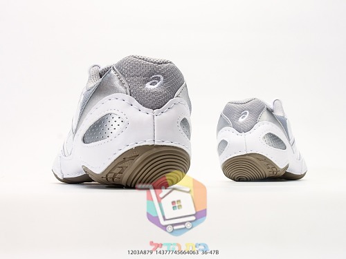 נעלי ASICS רטרו לבנות עם סוליית גומי 3