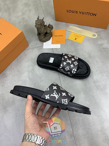 כפכפי Louis Vuitton במונוגרם 4