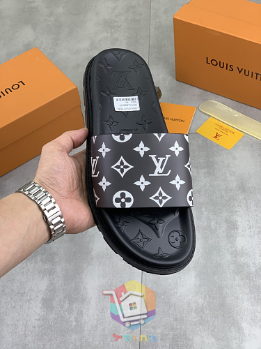 כפכפי Louis Vuitton במונוגרם 9