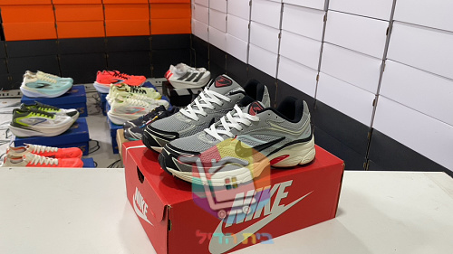 נעלי ריצה Nike רטרו בשני גוונים 11