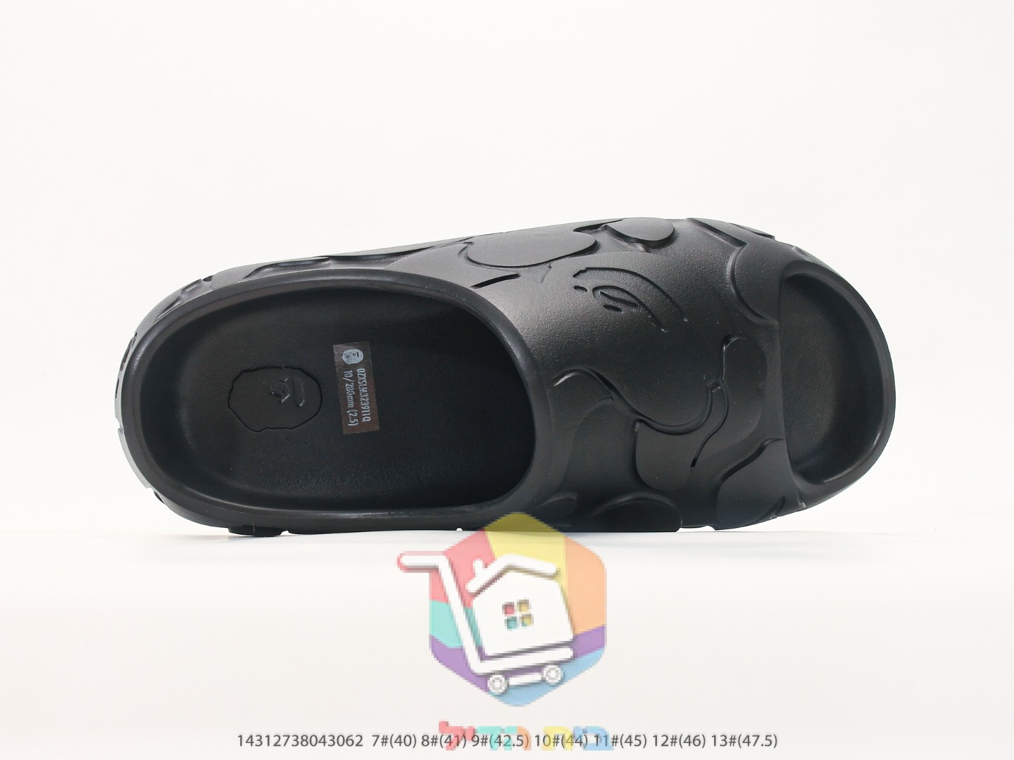 כפכפי BAPE עם ראש קוף מוטבע