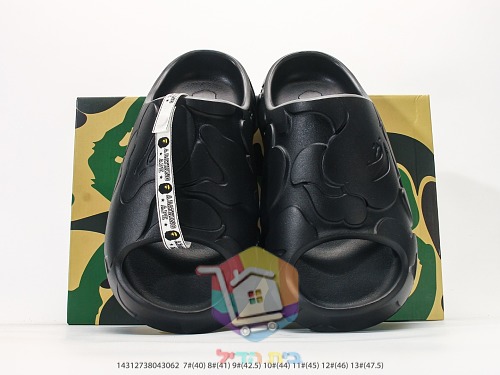 כפכפי BAPE עם ראש קוף מוטבע 7
