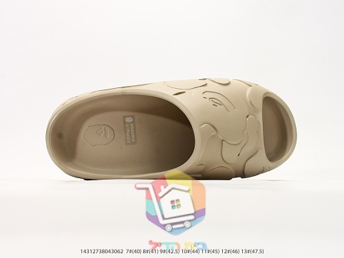 כפכפי BAPE עם ראש קוף מוטבע 11