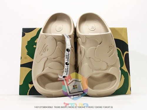 כפכפי BAPE עם ראש קוף מוטבע 14