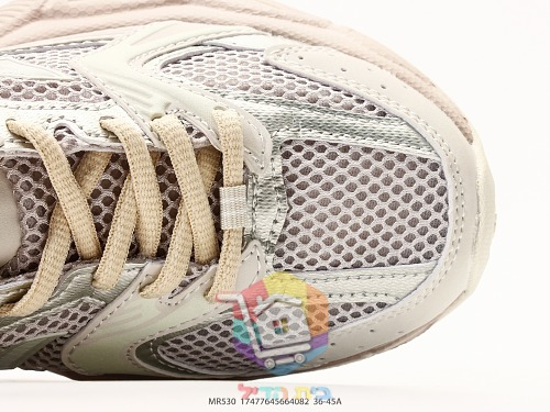 נעלי ריצה New Balance 530 עם לוגו N מתכתי 20
