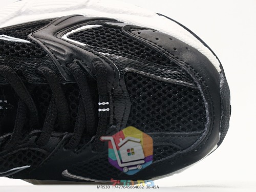 נעלי ריצה New Balance 530 עם לוגו N מתכתי 38