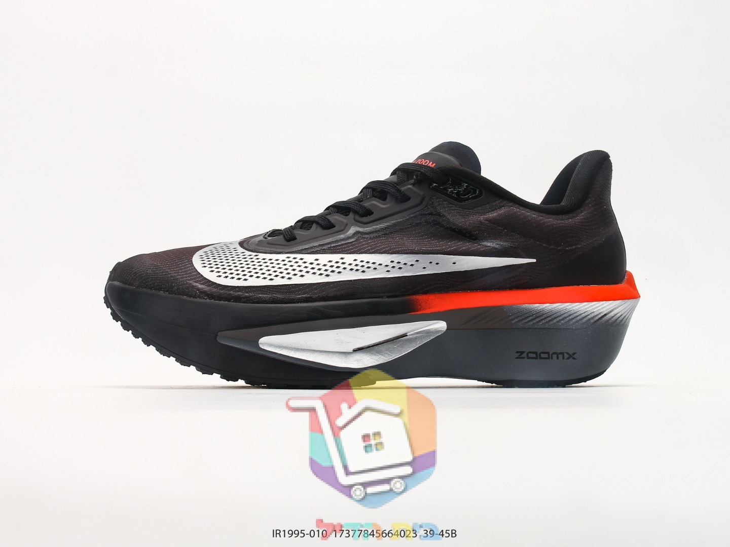 נעלי ריצה Nike שחורות עם סוליה אדומה