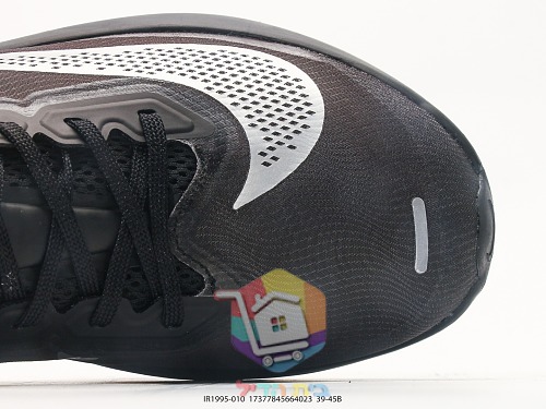 נעלי ריצה Nike שחורות עם סוליה אדומה 1