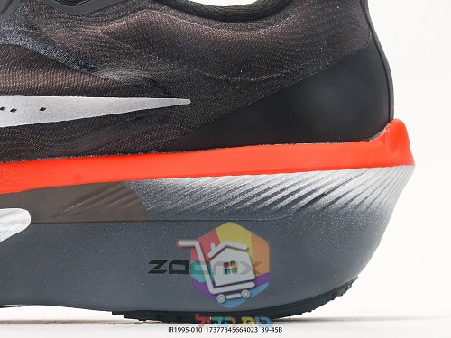 נעלי ריצה Nike שחורות עם סוליה אדומה 2