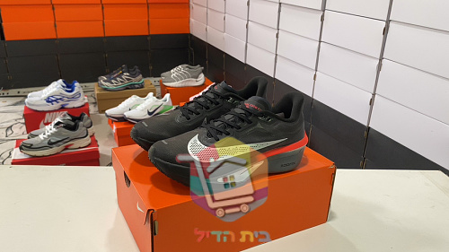 נעלי ריצה Nike שחורות עם סוליה אדומה 9