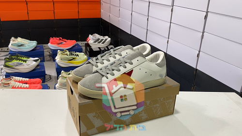 נעלי Golden Goose Super-Star עם כוכב אדום 1
