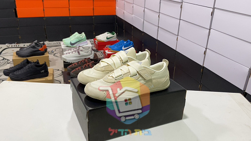 נעלי adidas ברצועת סקוץ' בגוון בז' 1