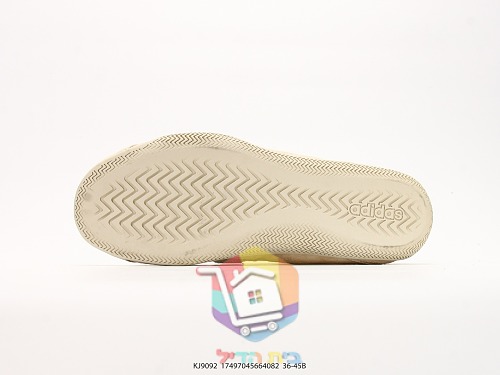 נעלי adidas ברצועת סקוץ' בגוון בז' 6