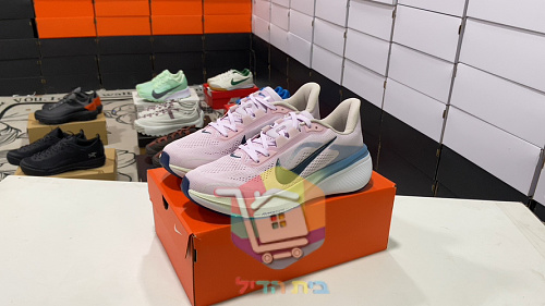 נעלי ריצה Nike ברשת בחמישה גוונים 42